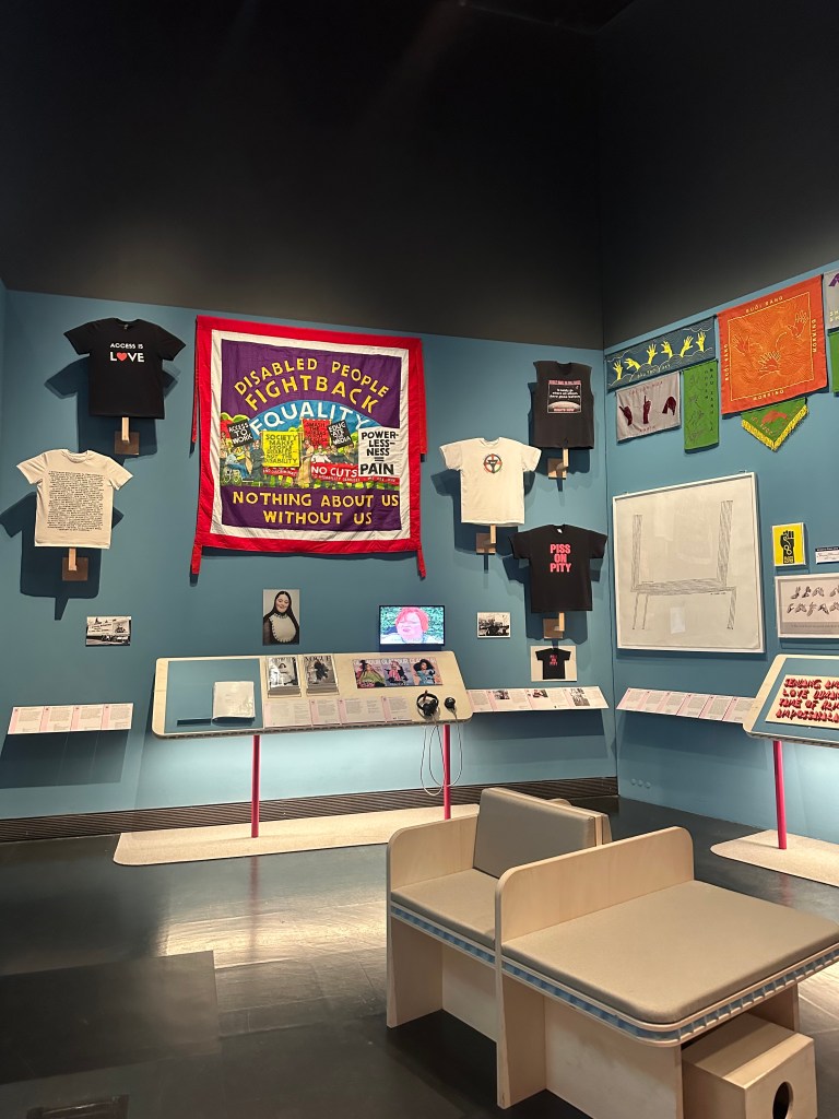Posters, camisetas e outros items exibidos no museu Victoria & Albert