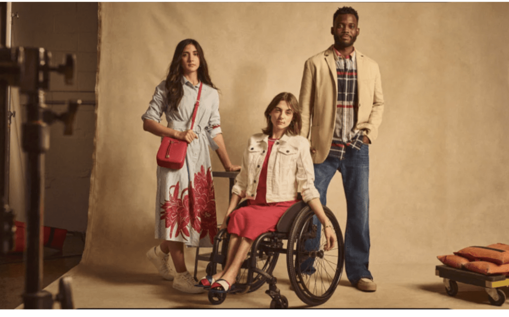 Tres modelos posam com roupas adaptaveis da Tommy Hilfiger